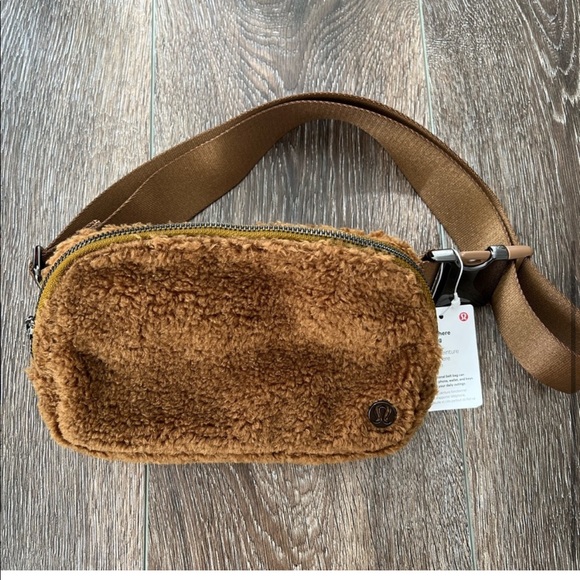 Lululemon Everywhere Belt Bag SOLD OUT - Picture 2 of 5